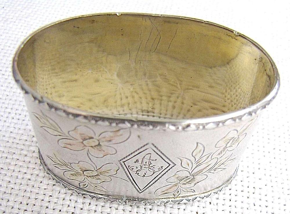 俄罗斯银 , 俄罗斯帝国。艺术新潮。雕刻银器，84纯度。椭圆形餐巾盒。