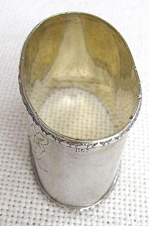 俄罗斯银 , 俄罗斯帝国。艺术新潮。雕刻银器，84纯度。椭圆形餐巾盒。