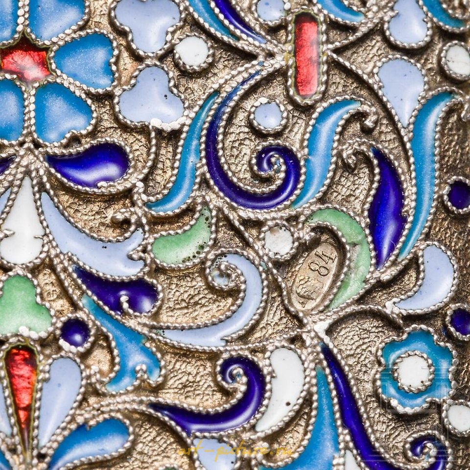 Русское серебро , Русский серебряный позолоченный и эмалированный портсигар