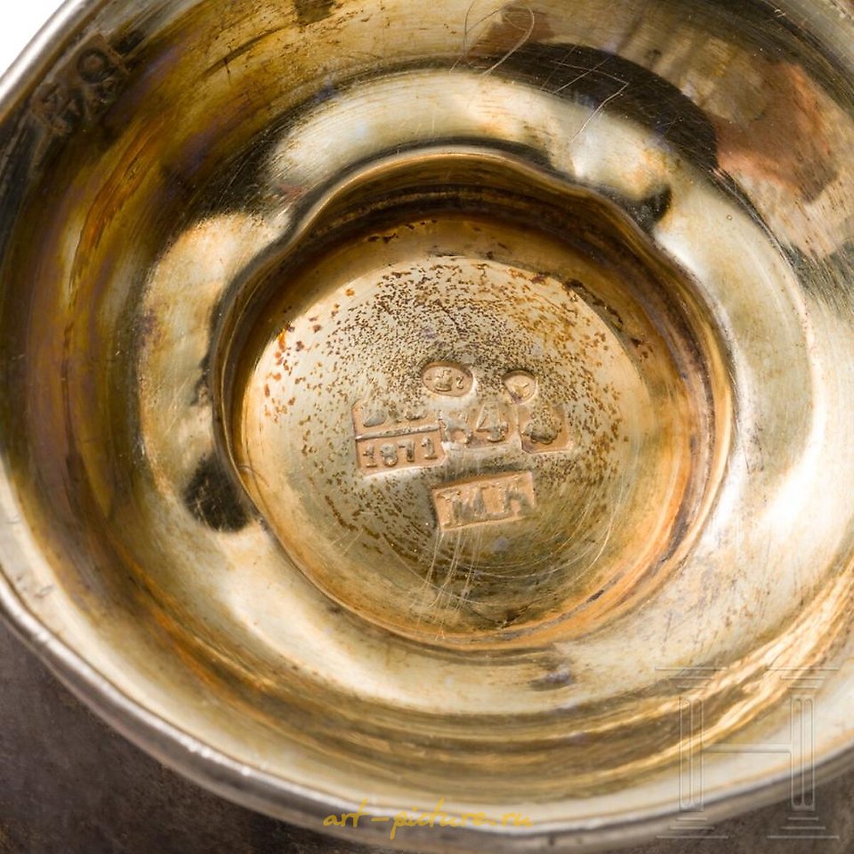 Русское серебро , Чашка и блюдце позолочены, украшены тонко выгравированными цветами