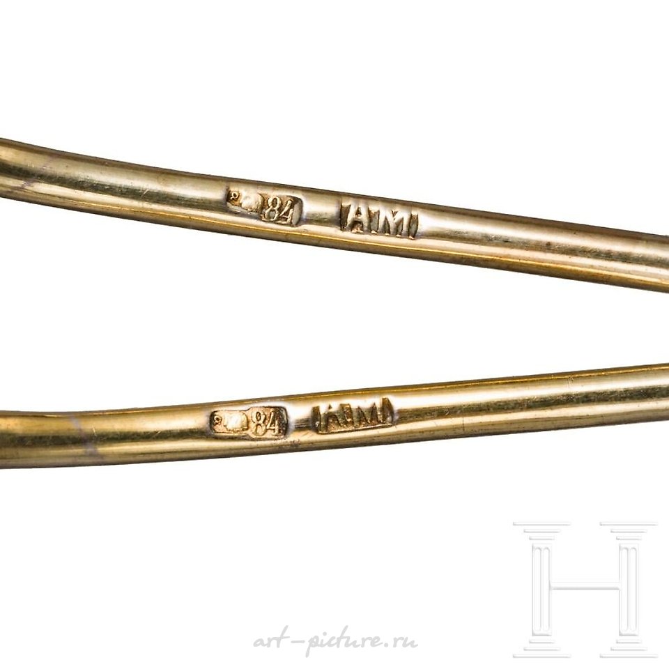 俄罗斯银 , 两个带勺子的盐瓶