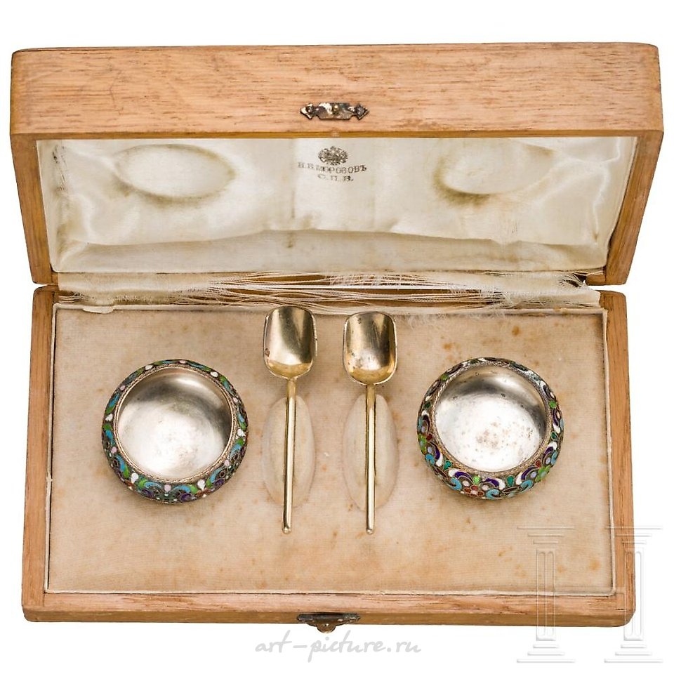 俄罗斯银 , 两个带勺子的盐瓶