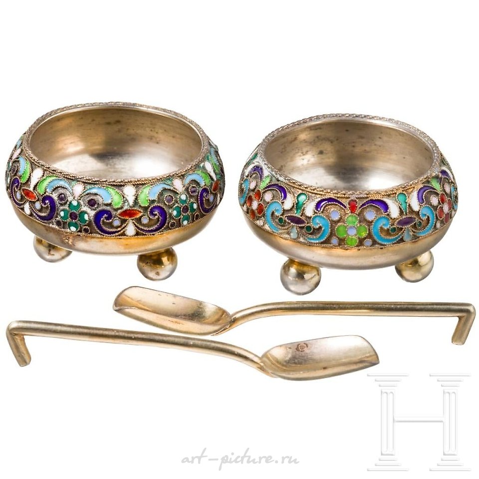 俄罗斯银 , 两个带勺子的盐瓶
