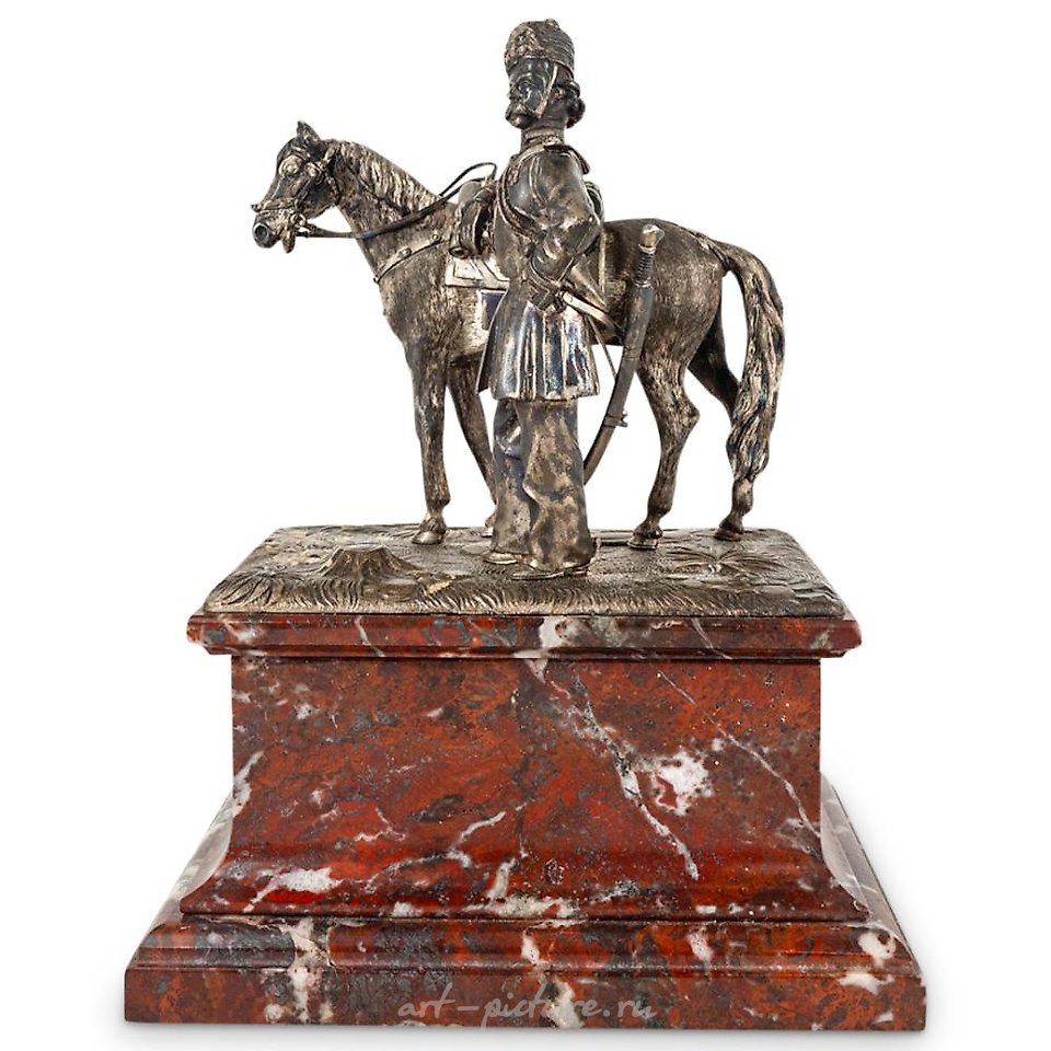 俄罗斯银 , 精确的雕塑，具有良好的解剖和比例，描绘了士兵和马。