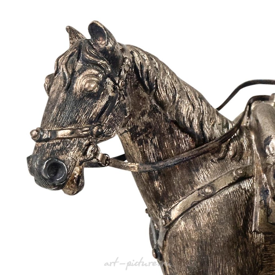 俄罗斯银 , 精确的雕塑，具有良好的解剖和比例，描绘了士兵和马。