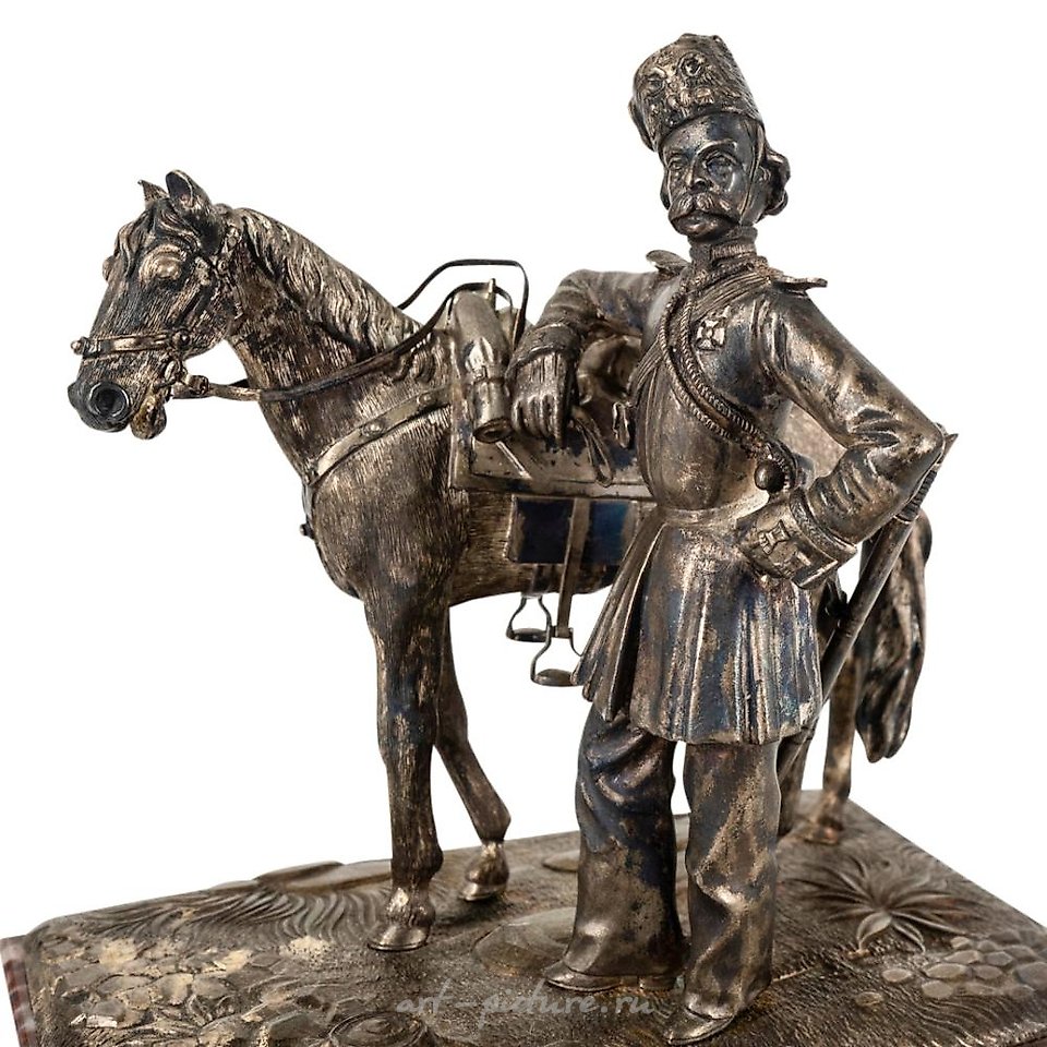 俄罗斯银 , 精确的雕塑，具有良好的解剖和比例，描绘了士兵和马。