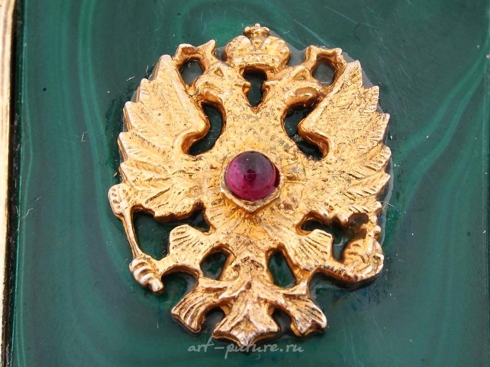 Русское серебро , Русская подвеска из серебра 88 пробы с позолотой, эмалью и резным малахитом