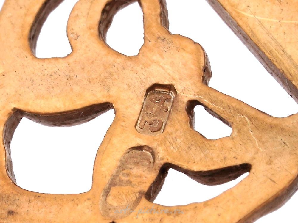 Русское серебро , Русская подвеска из серебра 88 пробы с позолотой, эмалью и резным малахитом