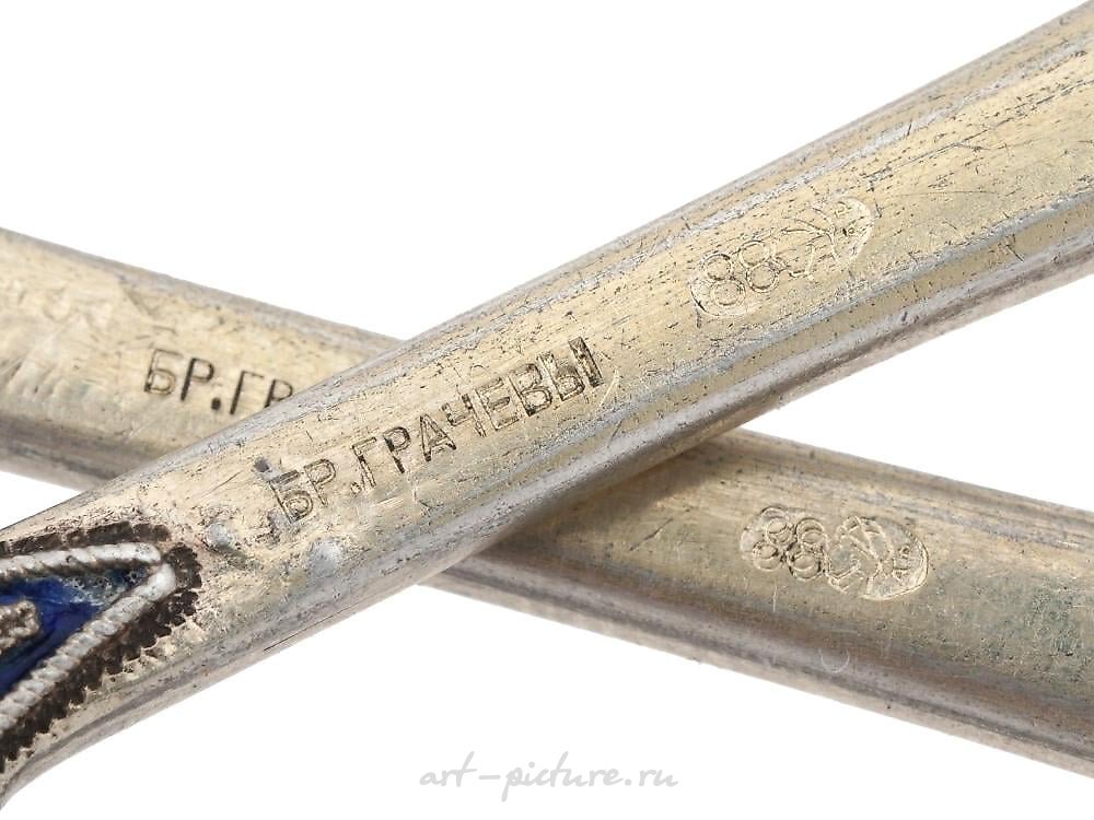 Русское серебро , Пара ложек для горчицы из русского серебра с полихромной перегородчатой эмалью.