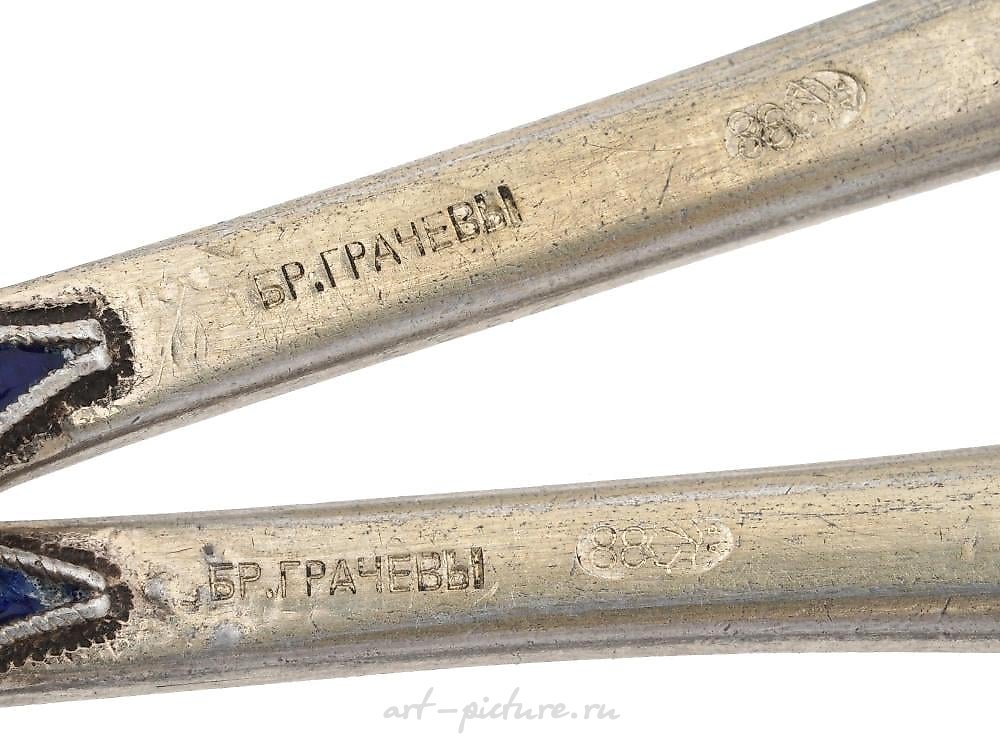 Русское серебро , Пара ложек для горчицы из русского серебра с полихромной перегородчатой эмалью.