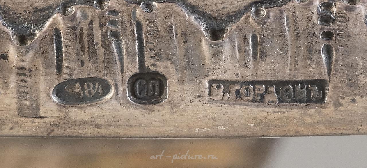 俄罗斯银 , 无色玻璃杯，装饰有菱形和星星图案。