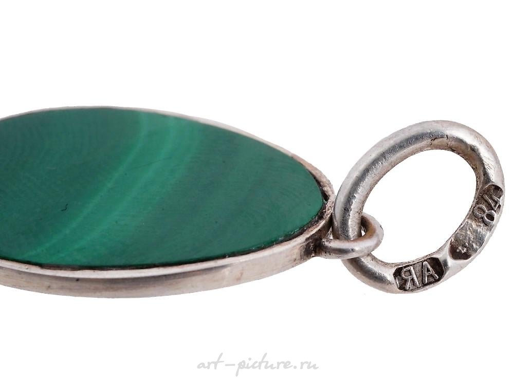 俄罗斯银 , 俄罗斯的扁平蛋形吊坠，手工雕刻，由天然孔雀石制成。