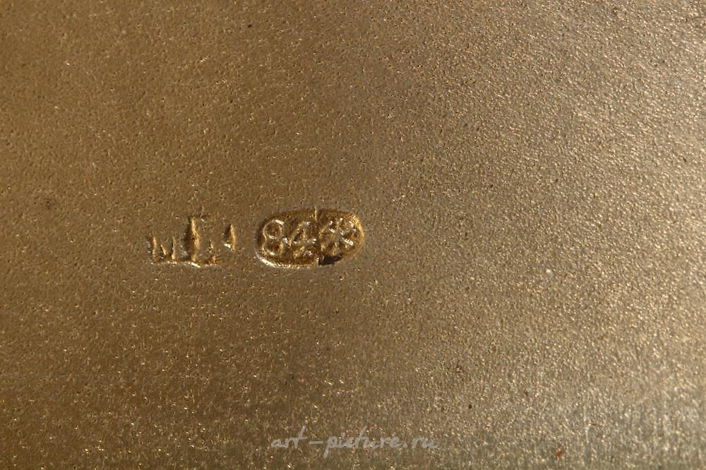 Русское серебро , Серебряный и эмалевый поргтсигар в русском стиле.