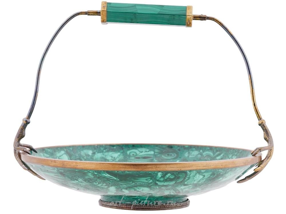 Русское серебро , Русская фигурная позолоченная серебряная чаша с резным малахитом