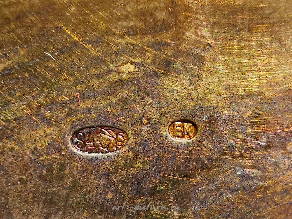 Русское серебро , Русская фигурная позолоченная серебряная чаша с резным малахитом