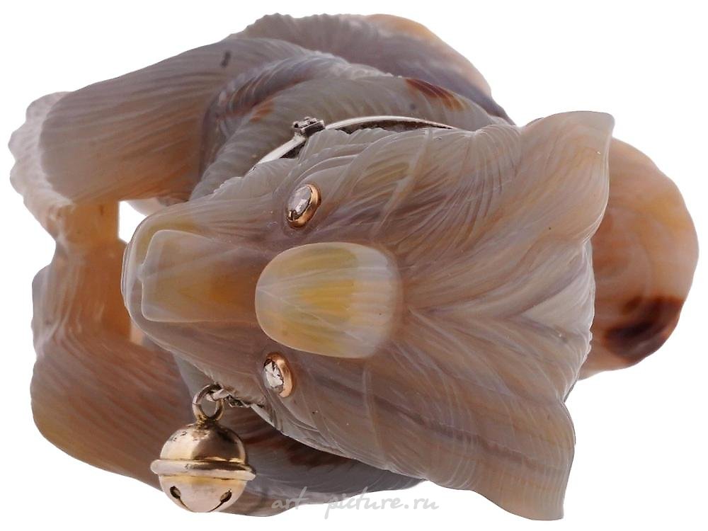 俄罗斯银 , 俄罗斯切割的狗形状的玛瑙雕塑，由黄金、银和钻石制成