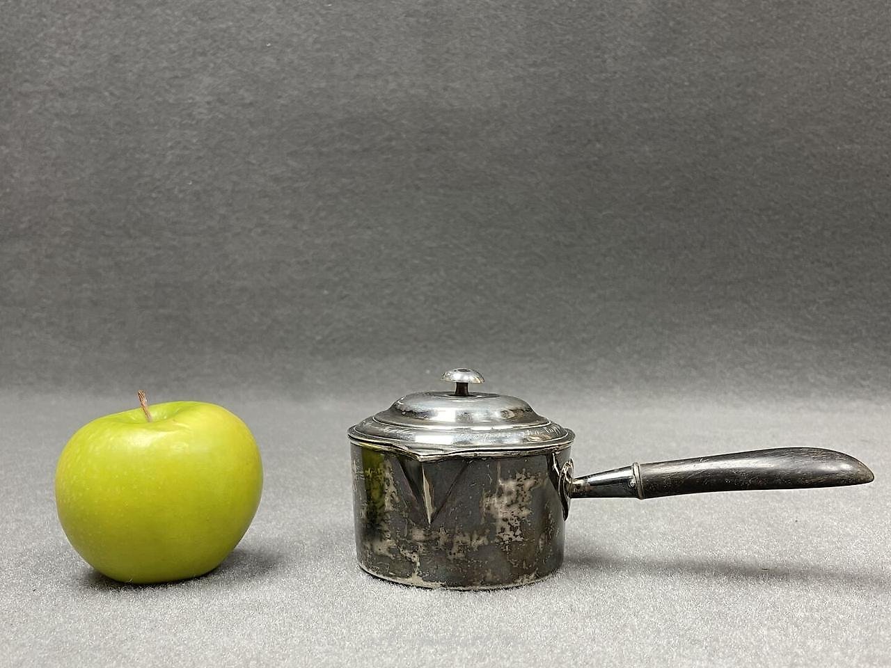 Русское серебро , Маленькая русская серебряная кастрюлька для соуса с деревянной ручкой.