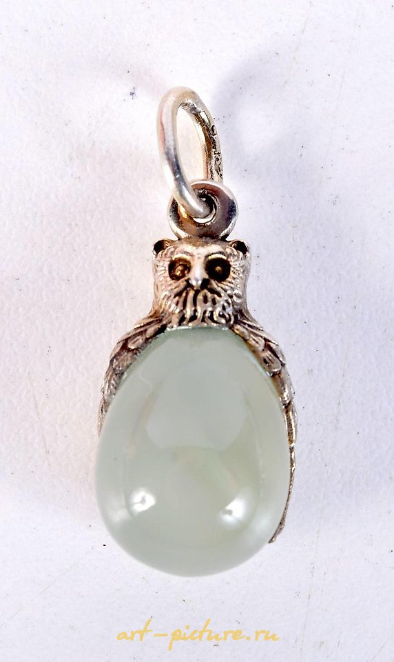 Russian silver , A SILVER GILT JADE BIRD HEAD PENDANT. 5.4 grams. 3 cm x 1.25...
