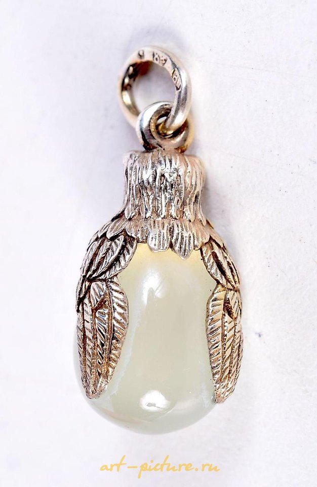 Russian silver , A SILVER GILT JADE BIRD HEAD PENDANT. 5.4 grams. 3 cm x 1.25...