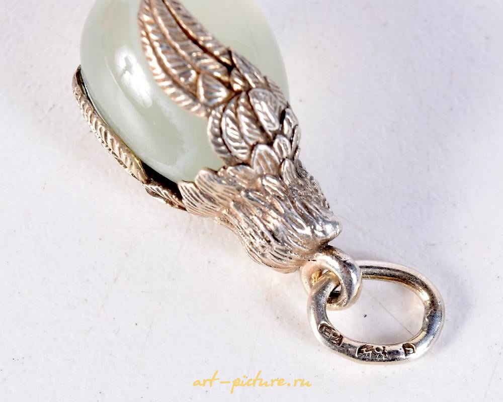 Russian silver , A SILVER GILT JADE BIRD HEAD PENDANT. 5.4 grams. 3 cm x 1.25...