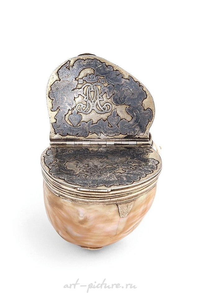 Russian silver , TABLE TOBACCO BOX IN MOTHER-OF-PEARL, GILDED SILVER AND NIELLO...