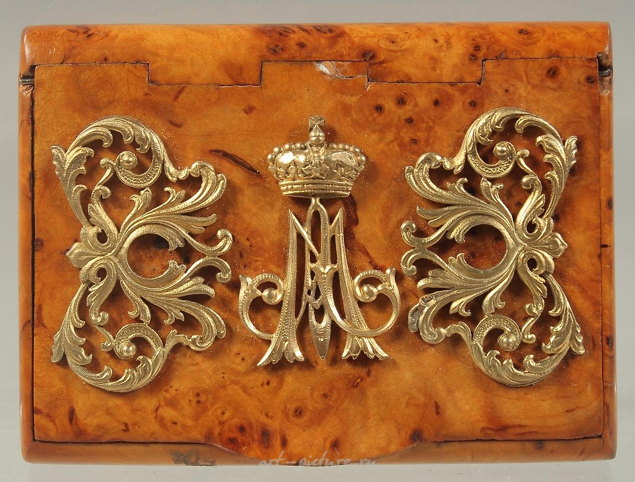 Русское серебро , РУССКАЯ ТАБАКЕРКА ИЗ БЕРЕЗОВОГО ДЕРЕВА С СЕРЕБРЯНОЙ ОПРАВОЙ. 3 дюйма.