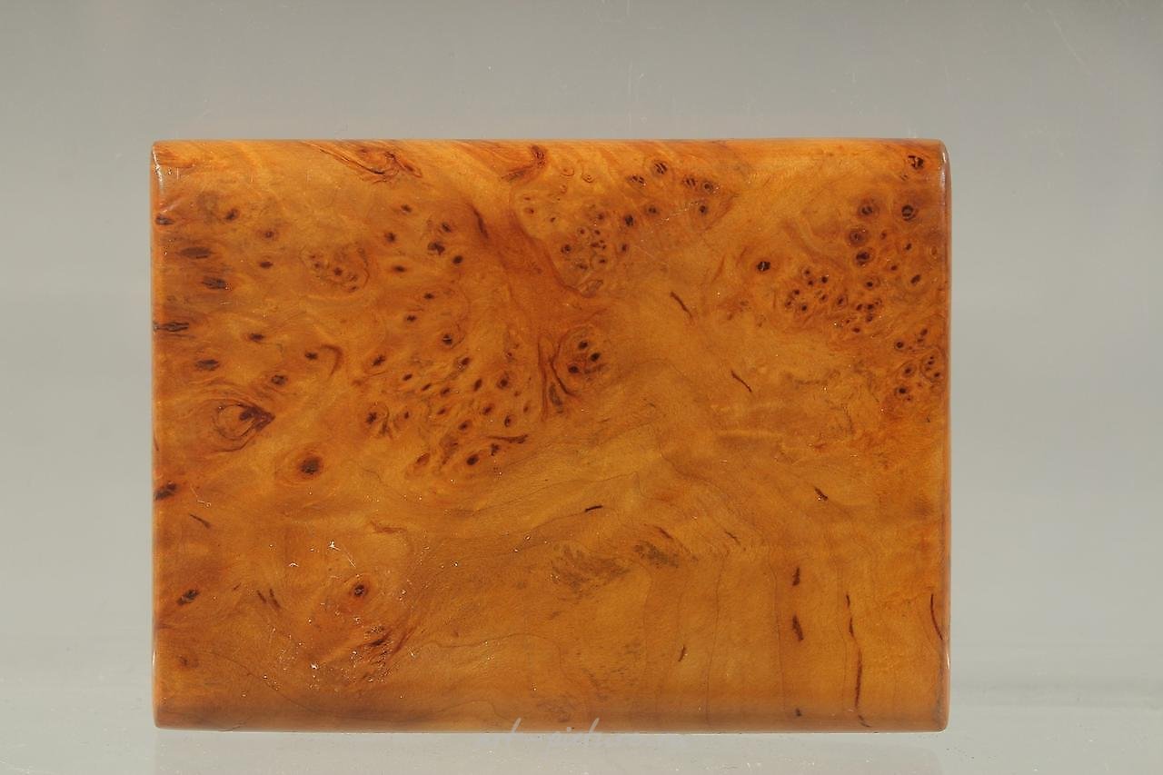 Русское серебро , РУССКАЯ ТАБАКЕРКА ИЗ БЕРЕЗОВОГО ДЕРЕВА С СЕРЕБРЯНОЙ ОПРАВОЙ. 3 дюйма.