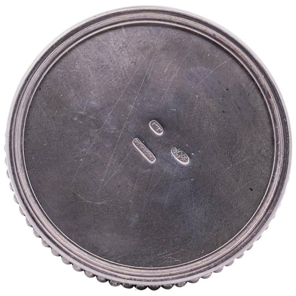 俄罗斯银 , 俄罗斯的银香水瓶，带有绿色的镂空琺瑯设计。