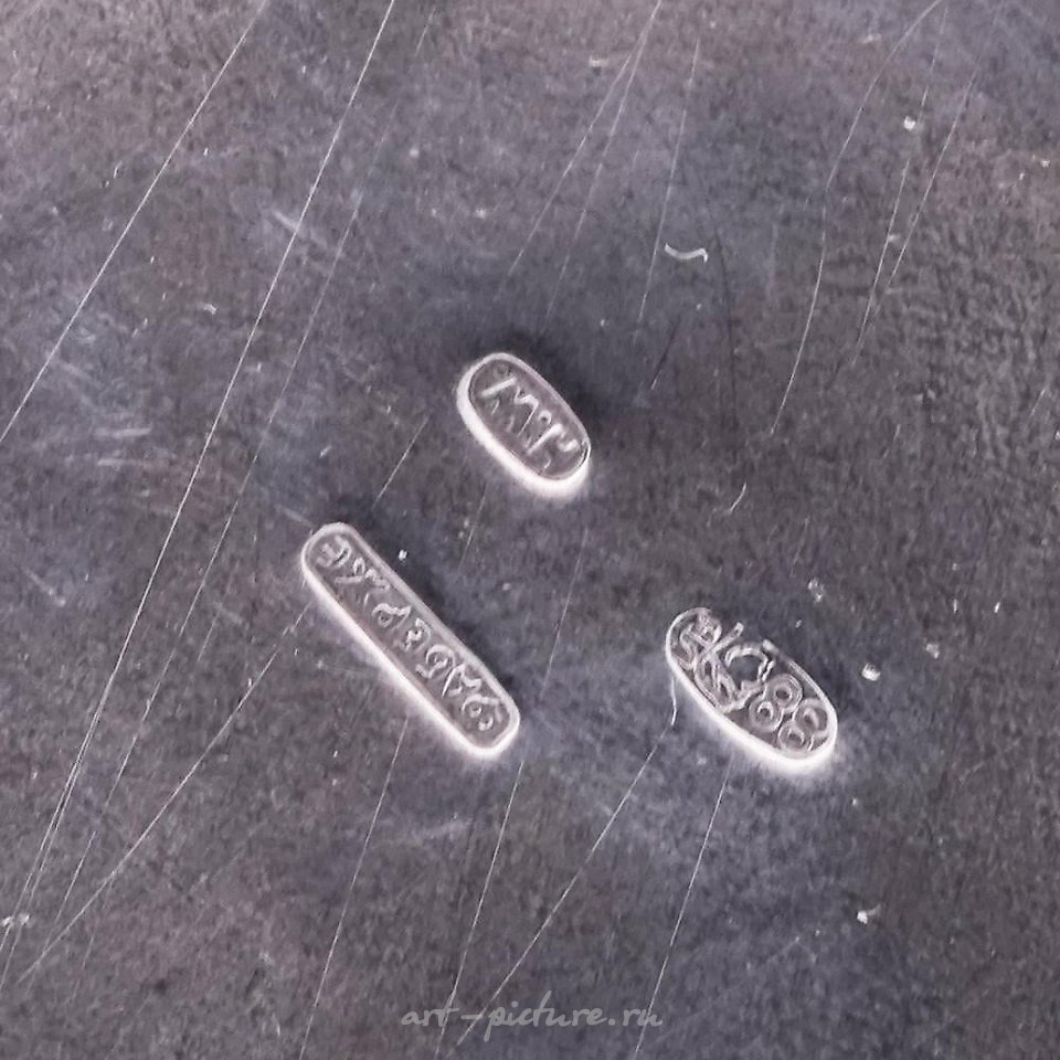 俄罗斯银 , 俄罗斯的银香水瓶，带有绿色的镂空琺瑯设计。