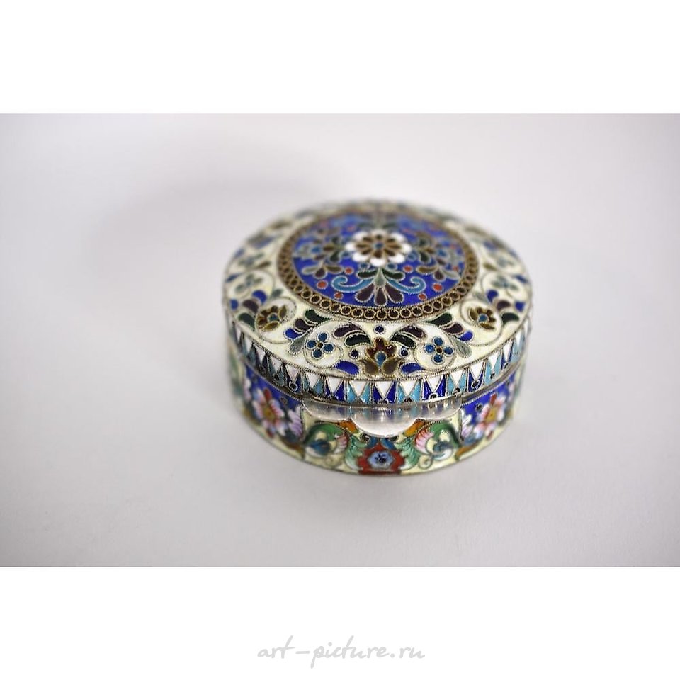 Русское серебро , Русское серебро 88. Москва. Картонная или сигаретная коробка.