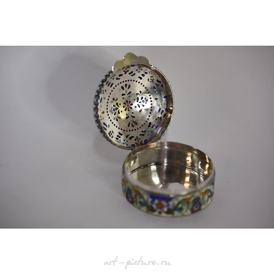 Русское серебро , Русское серебро 88. Москва. Картонная или сигаретная коробка.