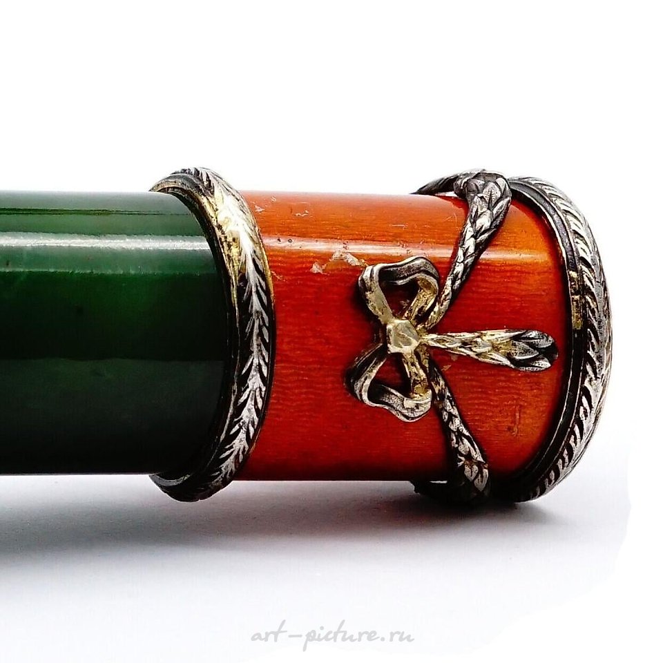 俄罗斯银 , 法贝热：由俄罗斯银、玉石、翡翠和宝石制成的雨伞。