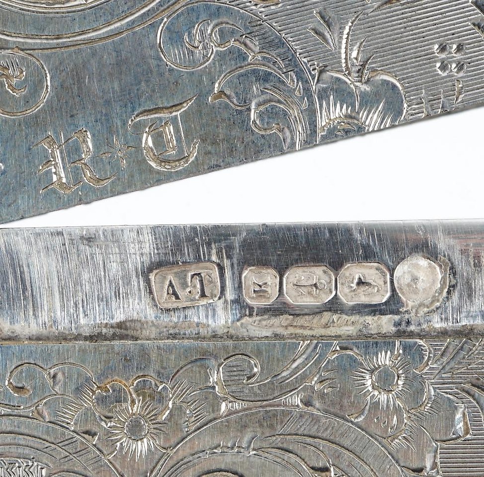 Русское серебро , Два серебряных эмалевых сигаретных кейса с цветочным и клеверным узором