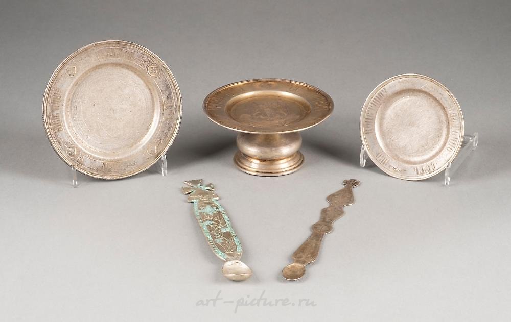 俄罗斯银 , 三个灯笼和两个勺子用于领圣餐。