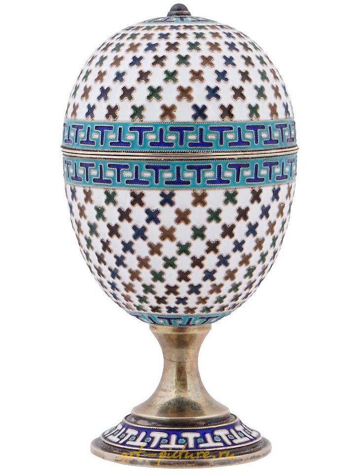 俄罗斯银 , 俄罗斯银蛋，采用琺瑯和雕刻图标装饰。
