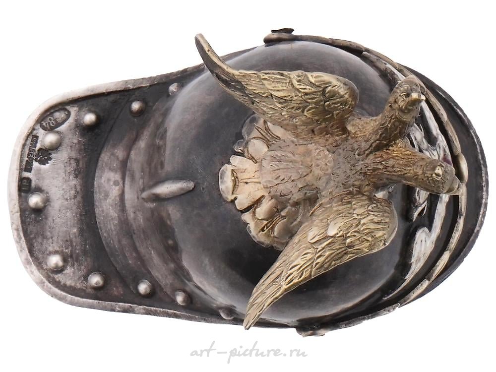 俄罗斯银 , 俄罗斯的银制鞍辔杯，饰有鹰头盔形状的红宝石。