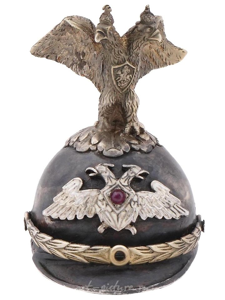 俄罗斯银 , 俄罗斯的银制鞍辔杯，饰有鹰头盔形状的红宝石。