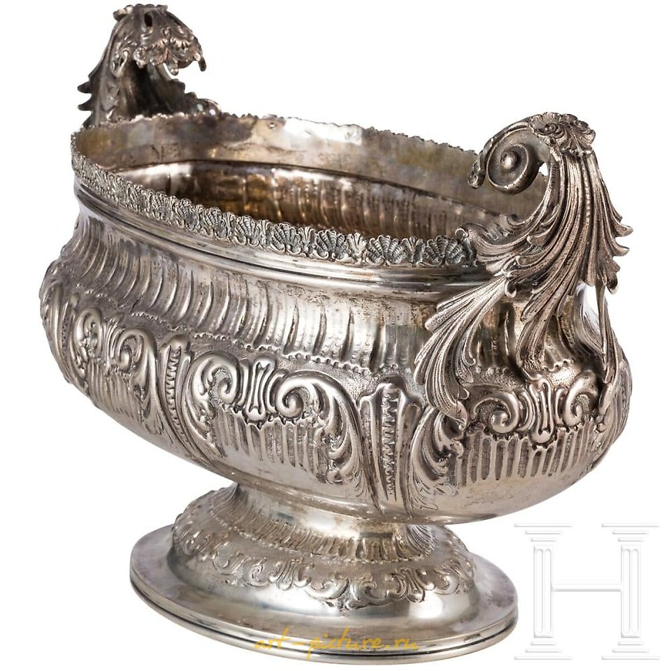 Russian silver , Oval body and feet with embossed rocailles