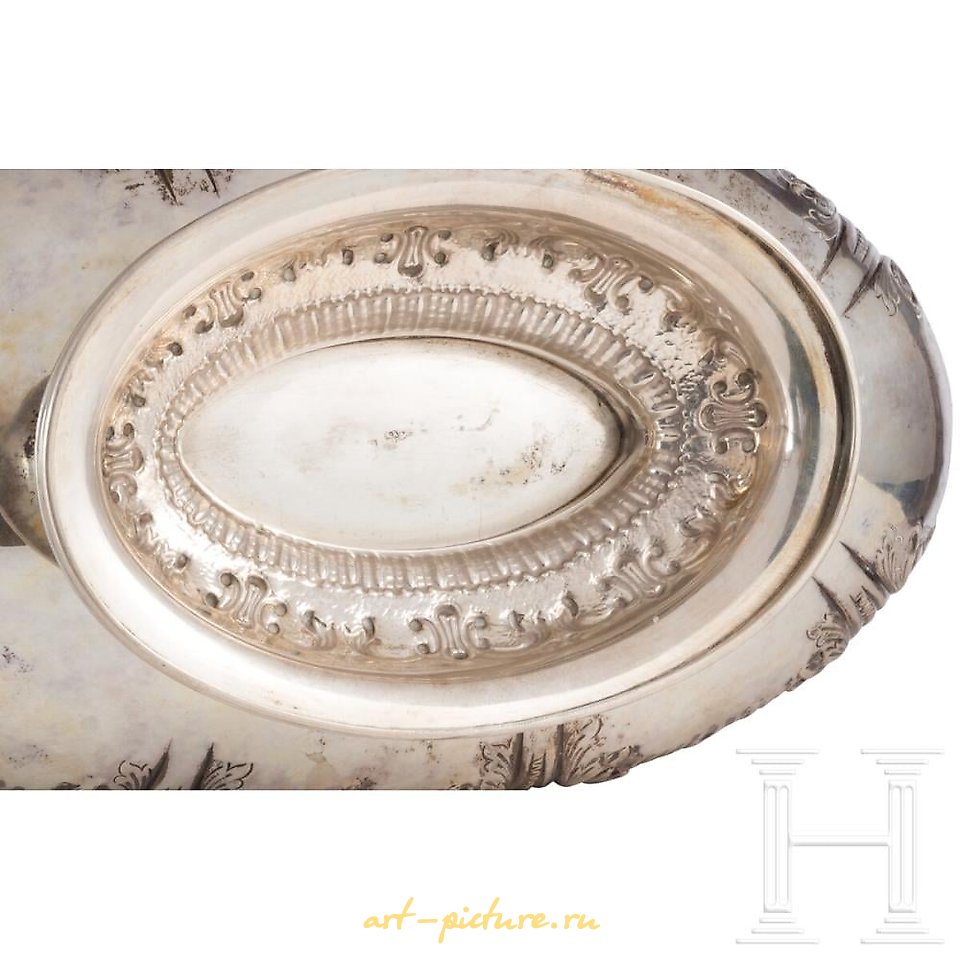 Russian silver , Oval body and feet with embossed rocailles