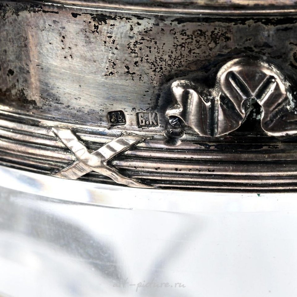 俄罗斯银 , 俄罗斯花瓶。水晶镶嵌在新古典主义风格的银器上。