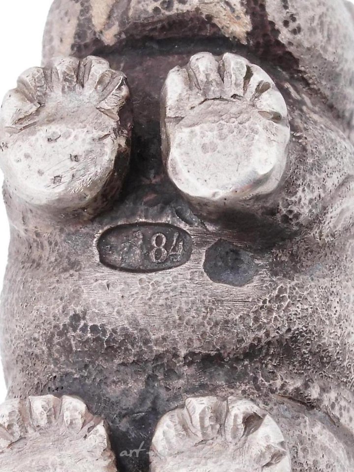 俄罗斯银 , 俄罗斯的银色河马雕像，眼睛镶嵌着红宝石。