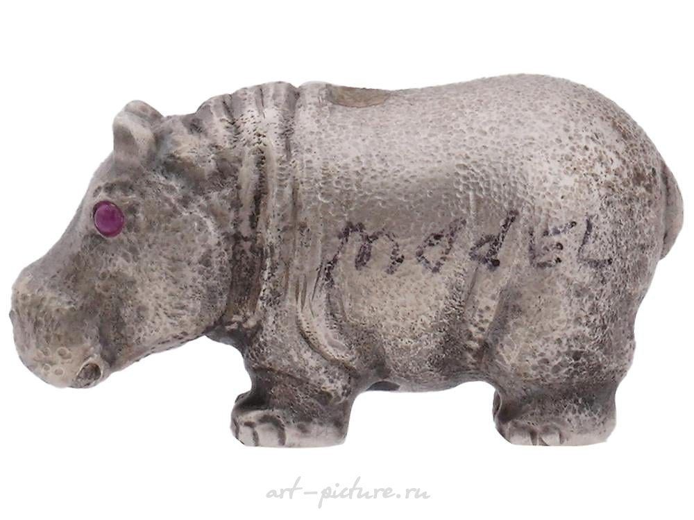 俄罗斯银 , 俄罗斯的银色河马雕像，眼睛镶嵌着红宝石。