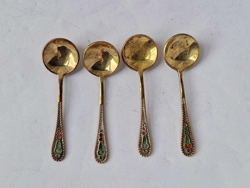 俄罗斯银 , 四件俄罗斯镀金和珐琅银勺套装。