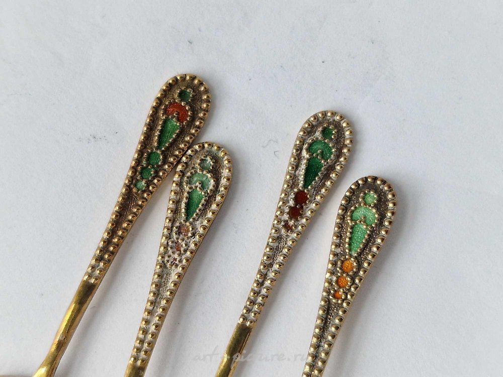 俄罗斯银 , 四件俄罗斯镀金和珐琅银勺套装。