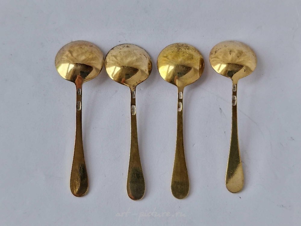 俄罗斯银 , 四件俄罗斯镀金和珐琅银勺套装。