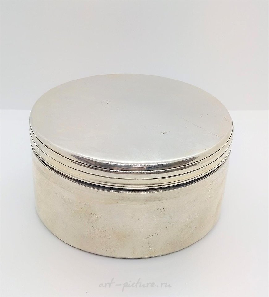 俄罗斯银 , 俄罗斯银制圆形盒子，带螺旋盖。