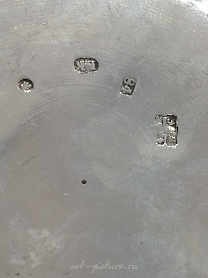 俄罗斯银 , 俄罗斯银制圆形盒子，带螺旋盖。