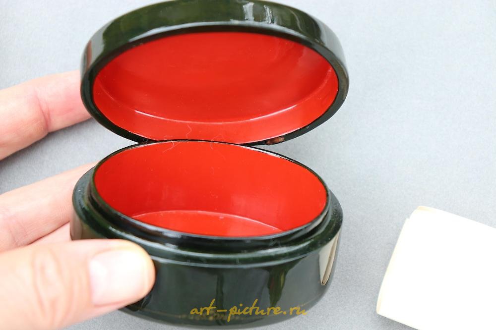 Русское серебро , Дама в белой шапке, О. Ястребов, 1998 год, ручная роспись