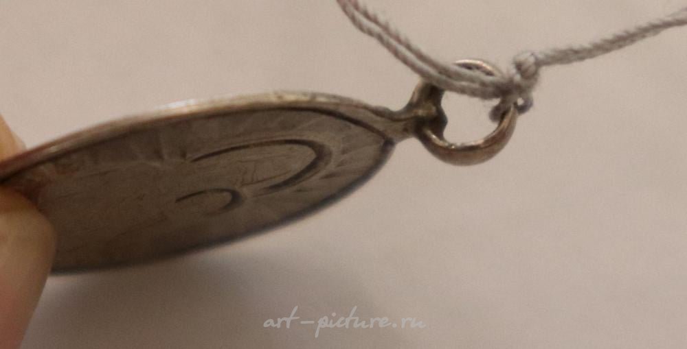 俄罗斯银 , 俄罗斯帝国的银质吊坠，上面刻有卡赞圣母图像。