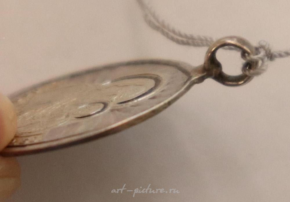 俄罗斯银 , 俄罗斯帝国的银质吊坠，上面刻有卡赞圣母图像。